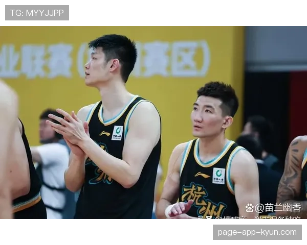 要是胡金秋去当豪宅经纪，客户估计先排队合照再看样板间